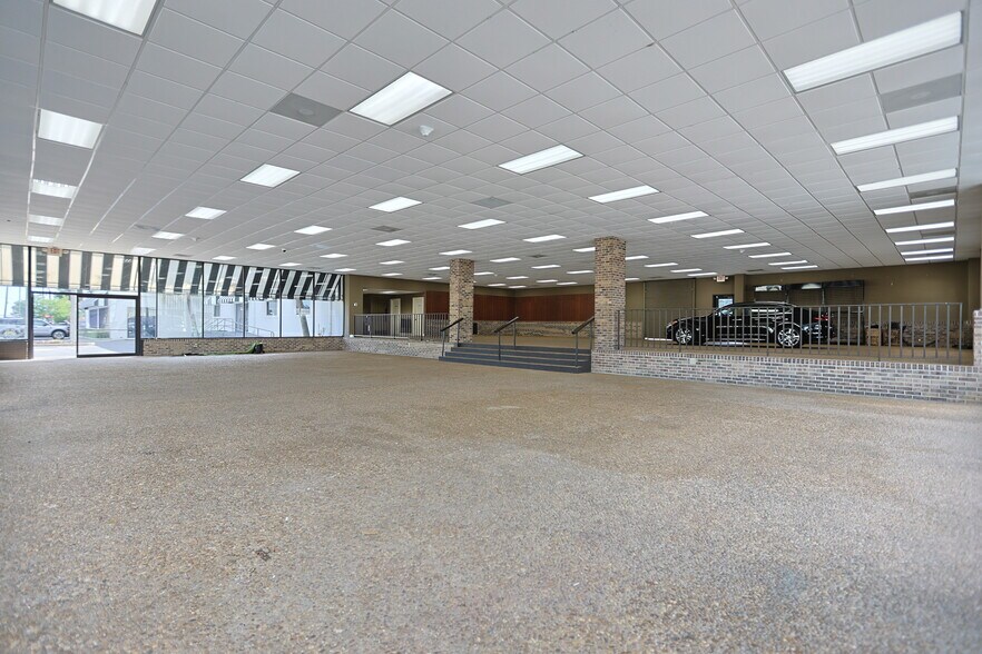 More Photos Of 705 N New Warrington Rd, Pensacola Auto Repair For Lease