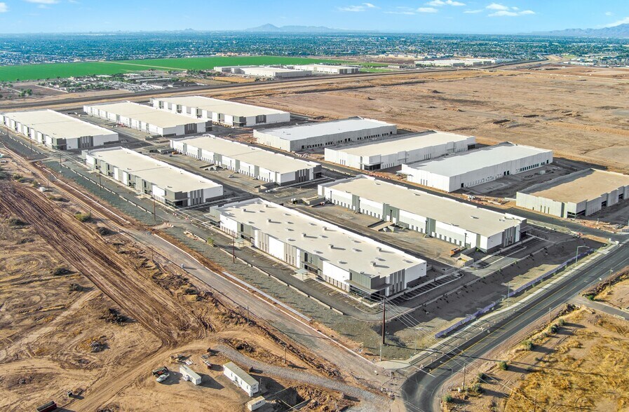 More Photos Of 4310 E Warner Rd, Mesa Distribution For Lease