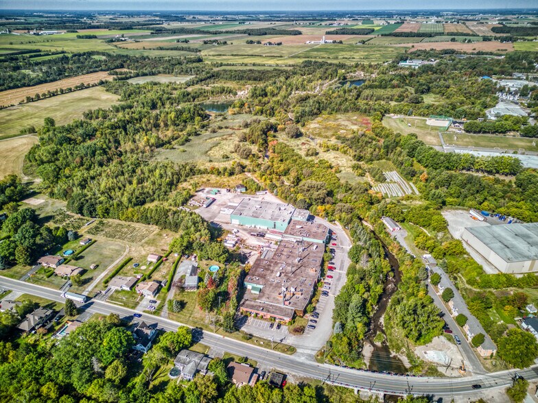 More Photos Of 274 Rue Saint-Louis, Warwick Manufacturing For Sale