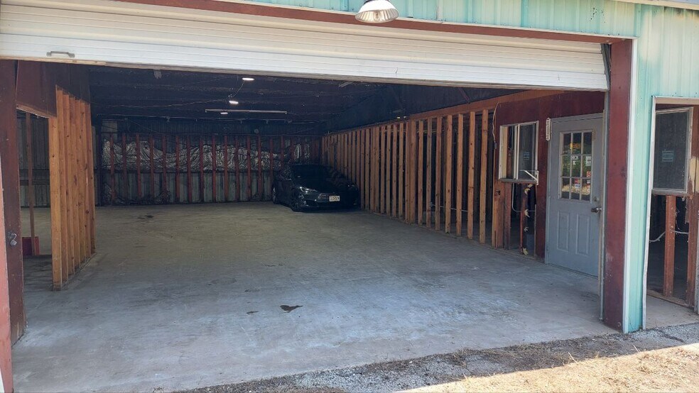 More Photos Of 610 New York St, Navasota Flex For Lease