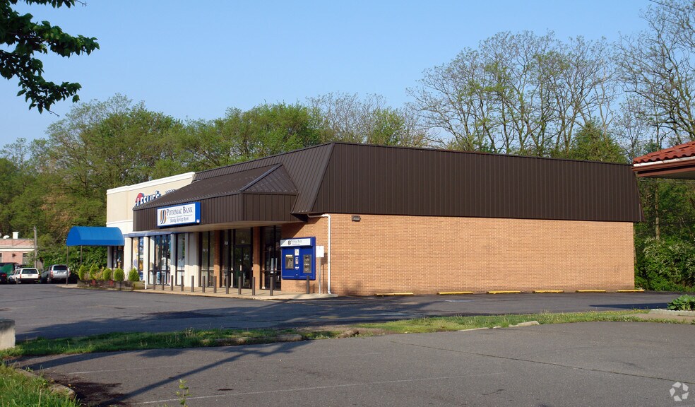 More Photos Of 412 Maple Ave E, Vienna General Retail For Lease