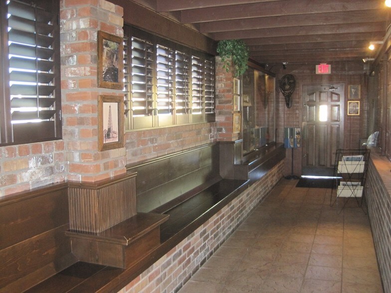 More Photos Of 305 E American Ave, Oracle Bar For Sale