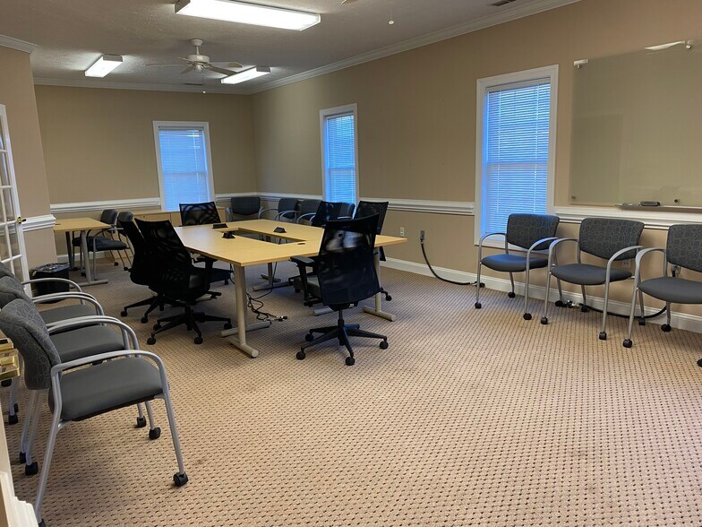 More Photos Of 2931 Breezewood Ave, Fayetteville Office For Lease
