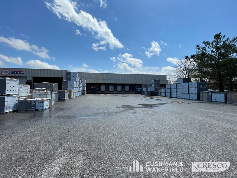 More Photos Of 9450 Allen Dr, Valley View Warehouse For Lease