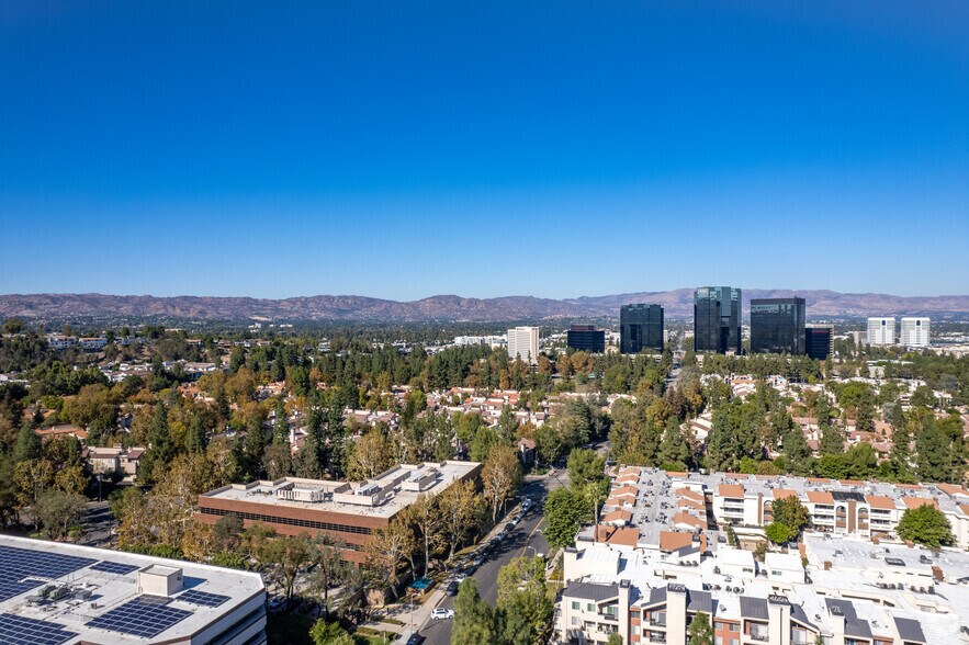 More Photos Of 21800 Burbank Blvd, Woodland Hills Loft Creative Space For Lease