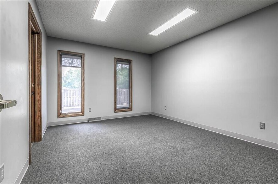 More Photos Of 4 W Monroe St, Buckner Office For Sale