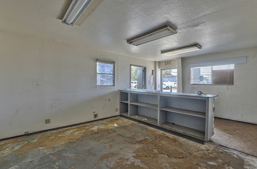 More Photos Of 50 Chamberlain St, Salinas Warehouse For Sale