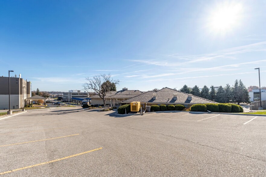 More Photos Of 8900 W Dodge Rd, Omaha Medical For Lease