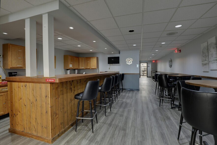 More Photos Of 516 Maine St, Quincy Flex For Sale