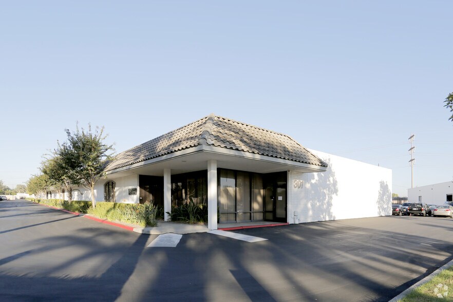 More Photos Of 301 W Dyer Rd, Santa Ana Manufacturing For Lease