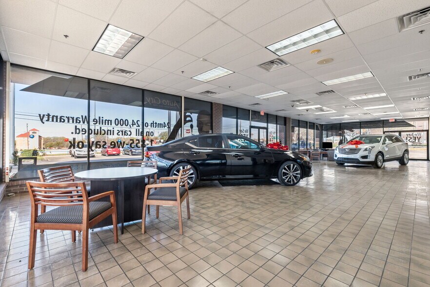 More Photos Of 940 N I-35 E, Lancaster Auto Dealership For Lease