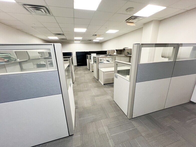 More Photos Of 303 Veterans Airpark Ln, Midland Office For Lease