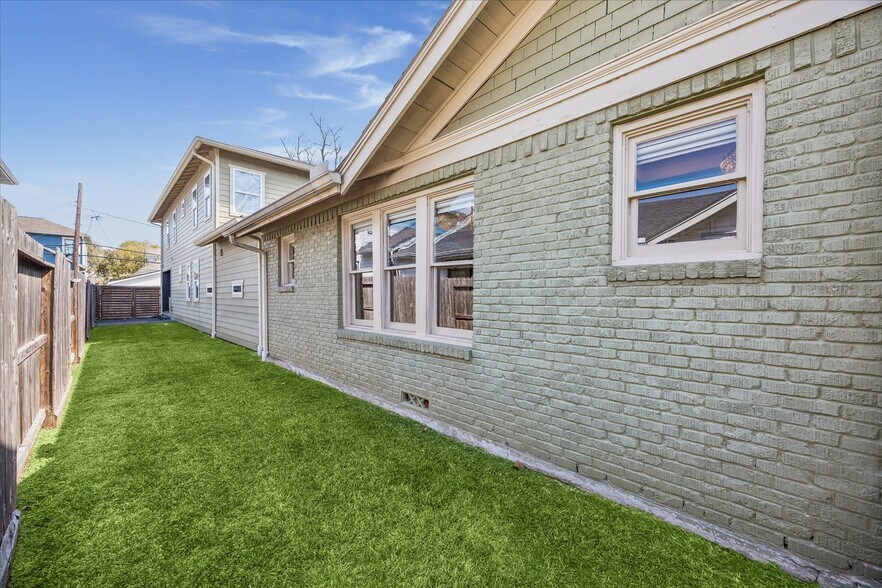 More Photos Of 638 Heights Blvd, Houston Office For Sale