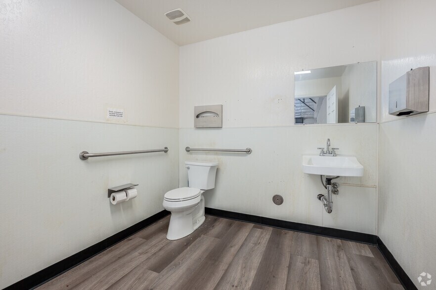 More Photos Of 7500 14th Ave, Sacramento Warehouse For Lease