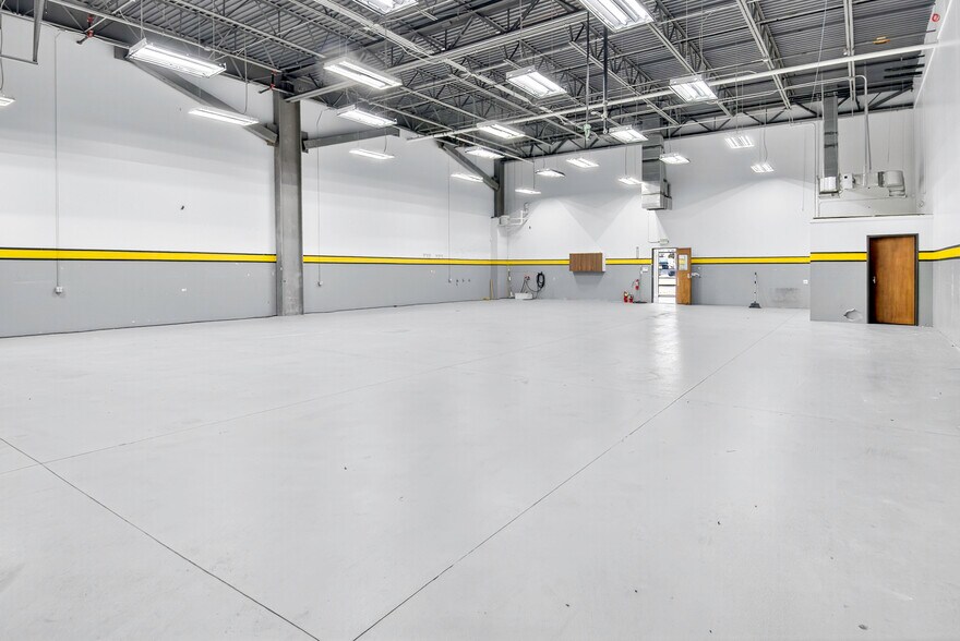 More Photos Of 3155 Chambers Rd, Aurora Flex For Lease