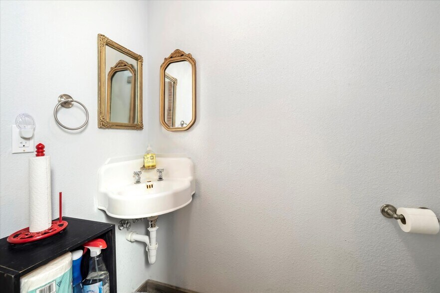 More Photos Of 310 Victor Ave, Victor General Retail For Sale