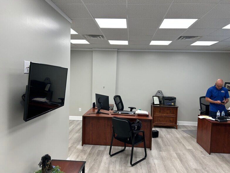 More Photos Of 1116 Old Logan Rd, Logan Flex For Lease