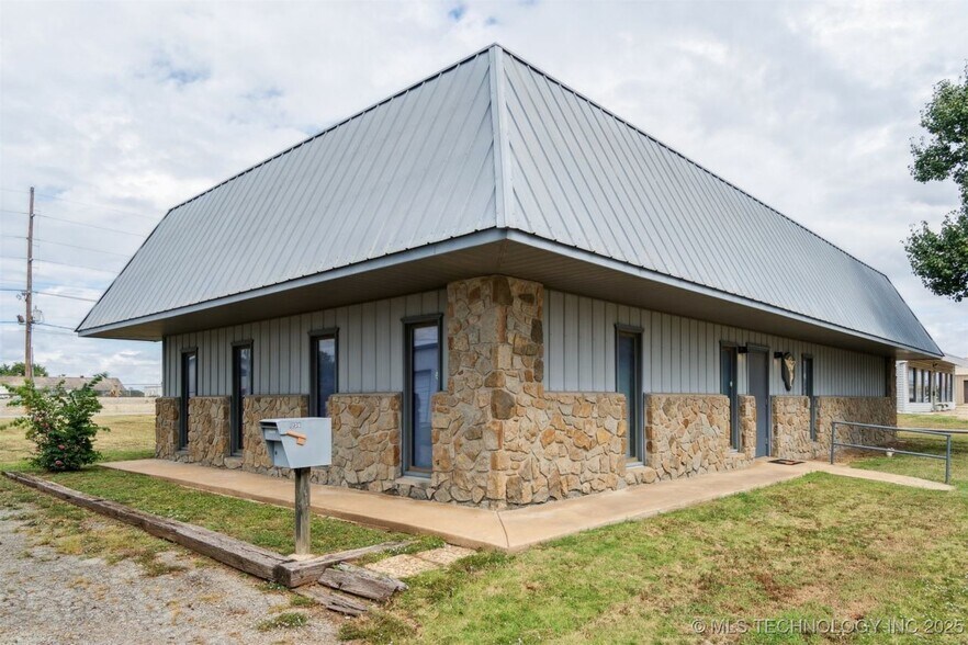 More Photos Of 1236 E Main St, Cushing Medical For Sale