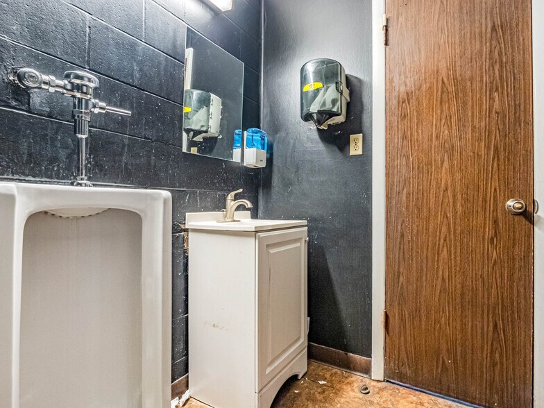 More Photos Of 1016 W Church St, Orlando Showroom For Lease