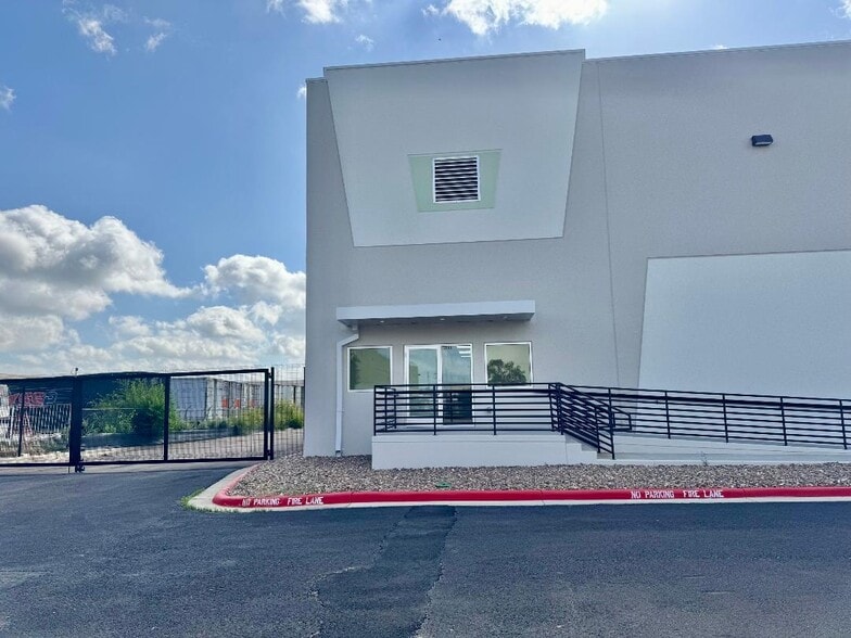 Primary Photo Of 13101 Spivey Dr, Laredo Industrial For Lease