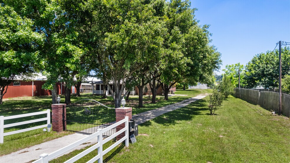 More Photos Of 20240 Cypress Rosehill Rd, Tomball Office Residential For Lease