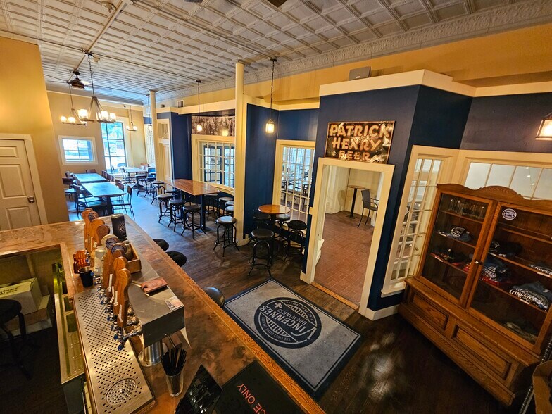 More Photos Of 124 Main St, Vincennes Office For Sale