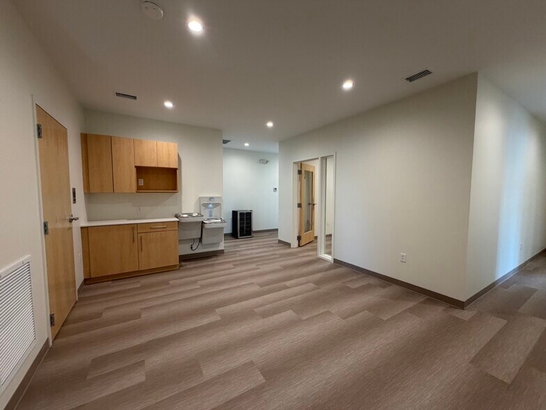 More Photos Of 814 Johnnie Dodds Blvd, Mount Pleasant Medical For Lease
