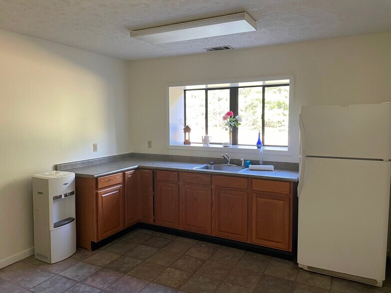 More Photos Of 300 Delano Dr, Manchester Warehouse For Sale