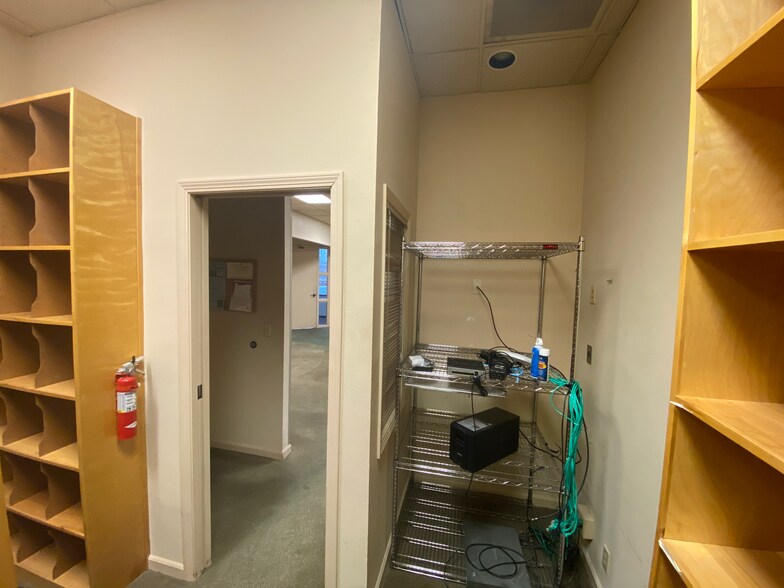 More Photos Of 1140-1144 Willagillespie Rd, Eugene Office For Sale