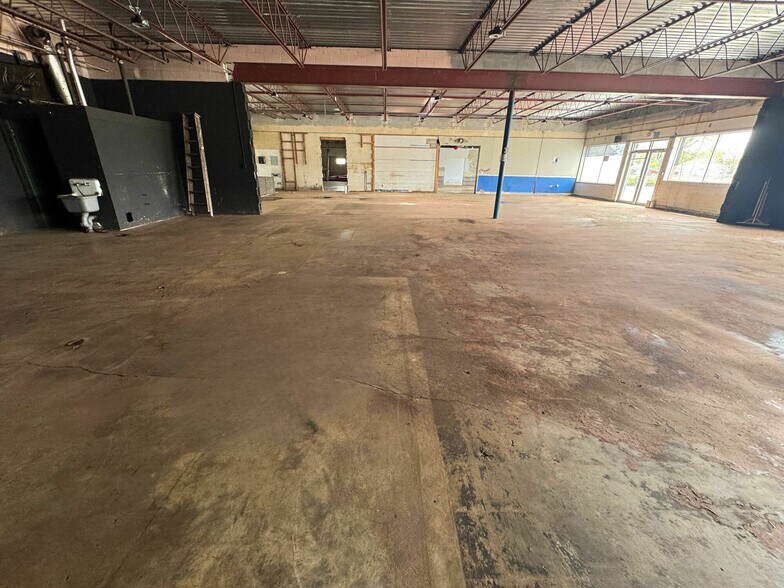 More Photos Of 5074 Douglas Rd, Toledo Storefront For Sale