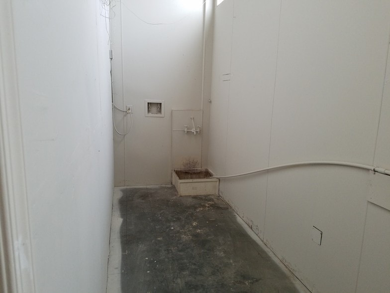 More Photos Of 18775 N Frederick Rd, Gaithersburg Warehouse For Lease