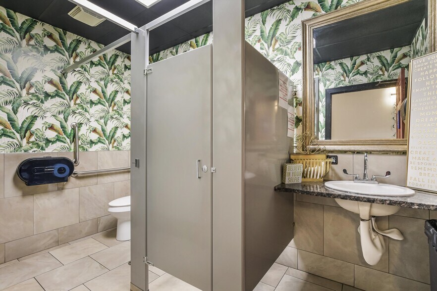 More Photos Of 5481 N Northwest Hwy, Chicago Storefront Retail Residential For Sale