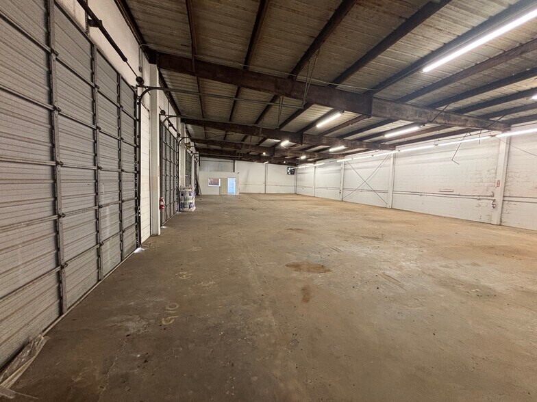 More Photos Of 5609 Bellaire Blvd, Houston Service For Lease