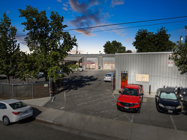 More Photos Of 117 V St, Bakersfield Warehouse For Lease