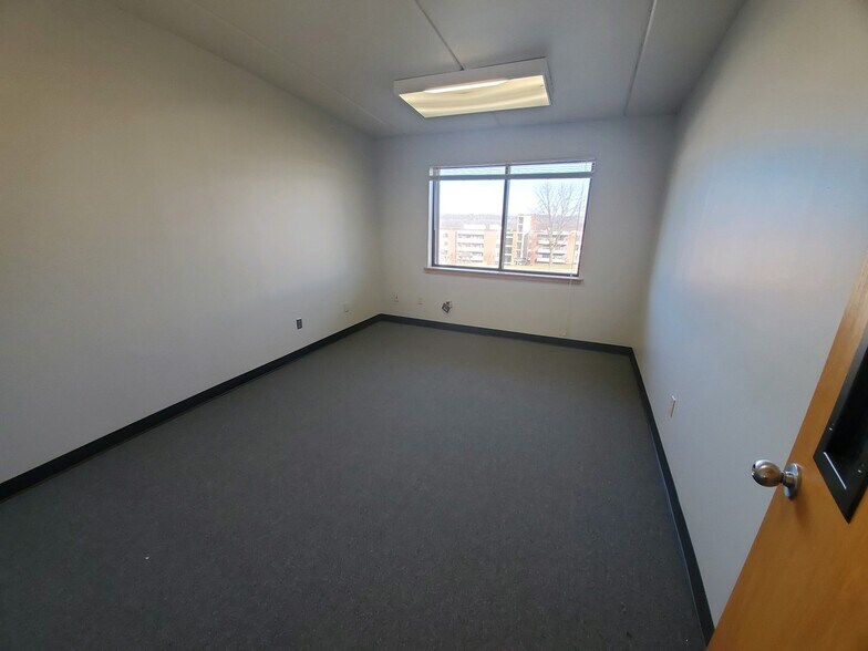 More Photos Of 2690 Fleur Dr, Des Moines Office For Lease