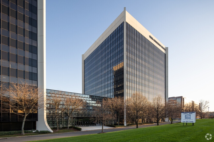 More Photos Of 399 Thornall St, Edison Office For Lease