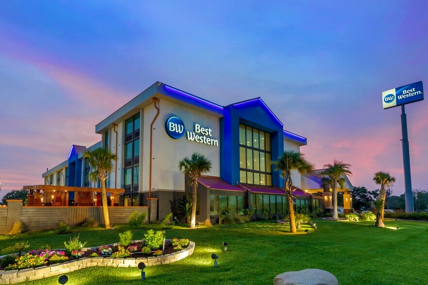 Primary Photo Of 2021 N Padre Island Dr, Corpus Christi Hotel For Sale