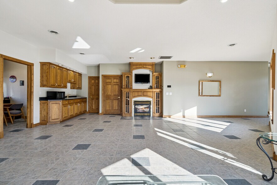 More Photos Of 702 Short St, Decorah Office For Sale