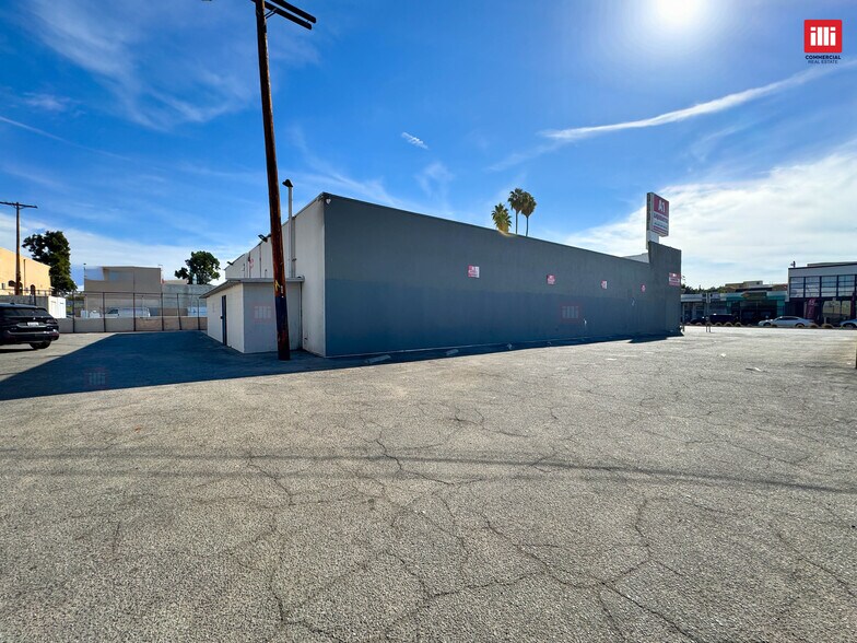 More Photos Of 18567-18573 Sherman Way, Reseda Storefront Retail Office For Lease