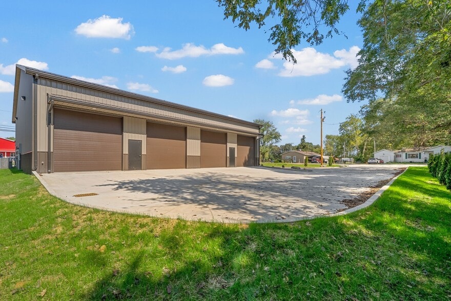 More Photos Of 1400 Dover Rd, Clarksville Showroom For Lease