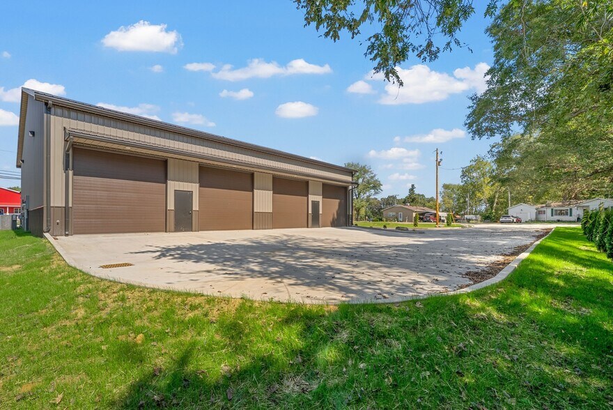 More Photos Of 1400 Dover Rd, Clarksville Showroom For Lease