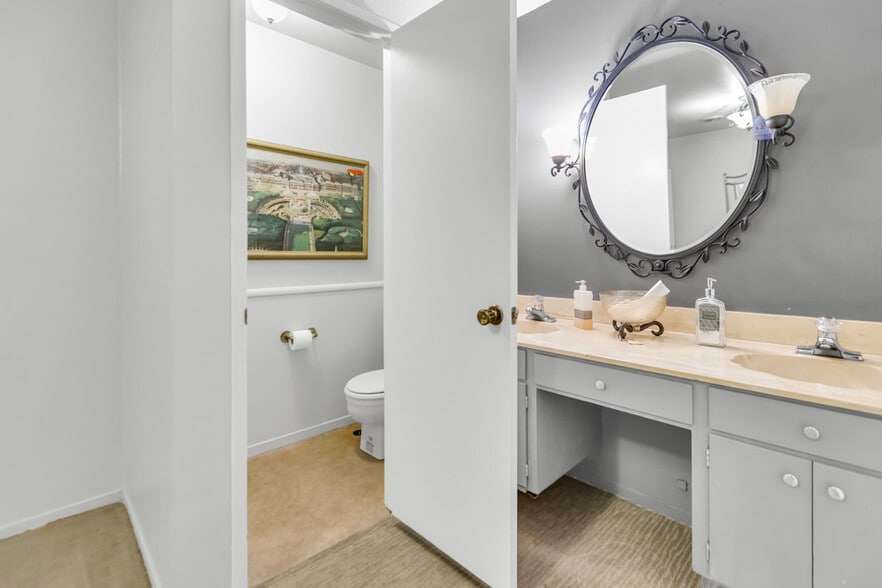 More Photos Of 10 S School St, Lodi Storefront Retail Office For Sale