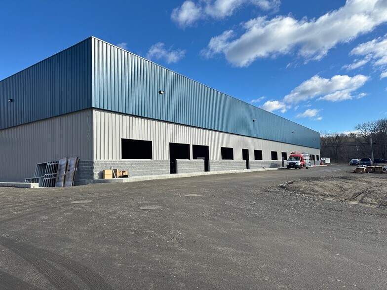 More Photos Of 984 Federal Rd, Brookfield Warehouse For Lease