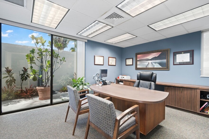 More Photos Of 2501 S Tamiami Trl, Sarasota Office For Sale