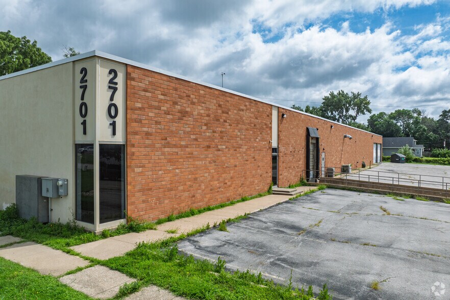 More Photos Of 2701 Delaware Ave, Des Moines Warehouse For Sale
