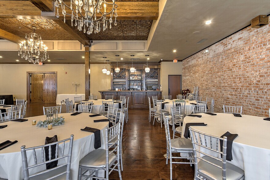 More Photos Of 308-312 SE Douglas St, Lee's Summit Freestanding For Sale