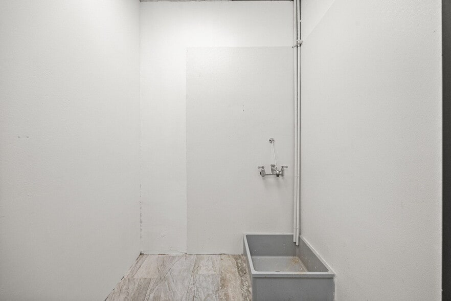 More Photos Of 8777 S Gessner Dr, Houston Freestanding For Lease