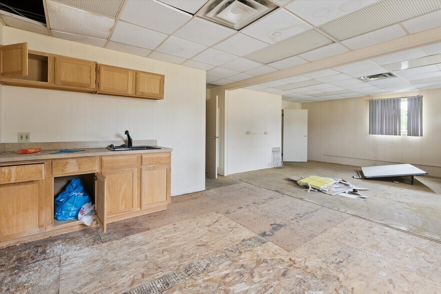 More Photos Of 211 Lee St, Saginaw Manufacturing For Sale