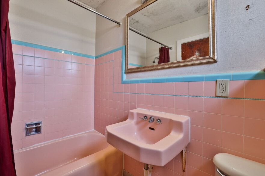 More Photos Of 620 W Colorado Ave, Colorado Springs Hotel For Sale