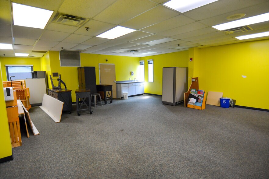 More Photos Of 888 Dayton St, Yellow Springs Warehouse For Lease